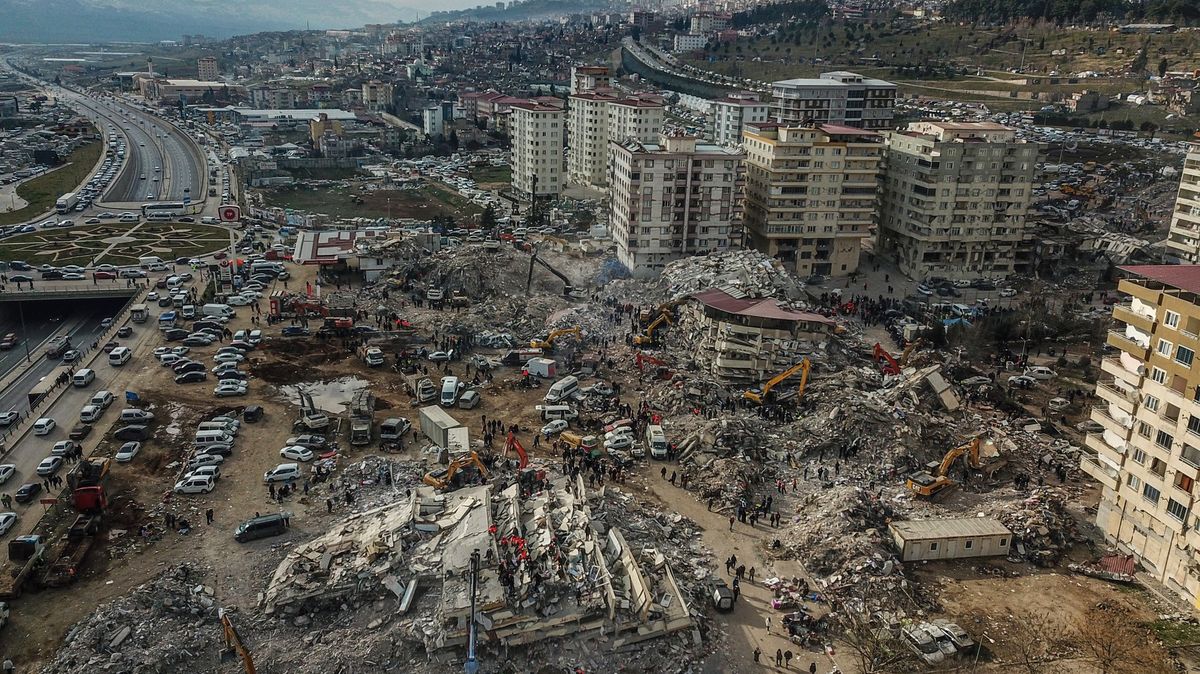 Z trosek v Turecku zůstaly čnít dvě budovy. Nejde o zázrak, míní majitelé